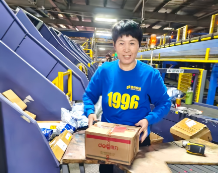 德邦快递苗萌：从补码员到派送支援，用进取诠释女性力量