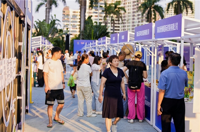 消博会三亚分会场：国免请会员免费喝椰子