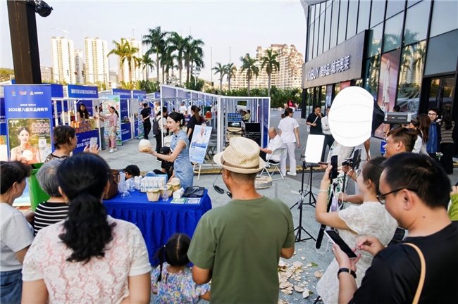 消博会三亚分会场：国免请会员免费喝椰子