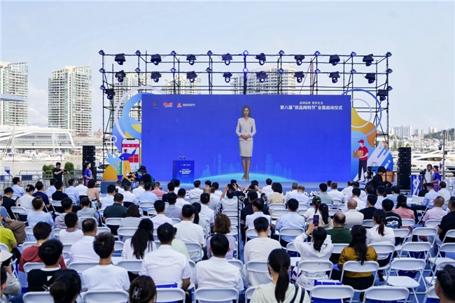 消博会三亚分会场：国免请会员免费喝椰子