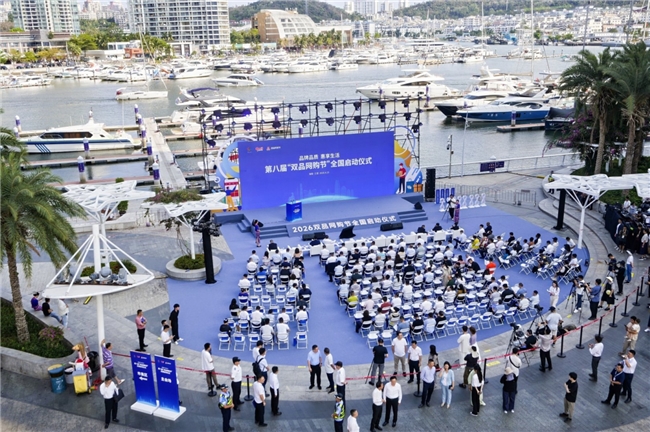 消博会三亚分会场：国免请会员免费喝椰子