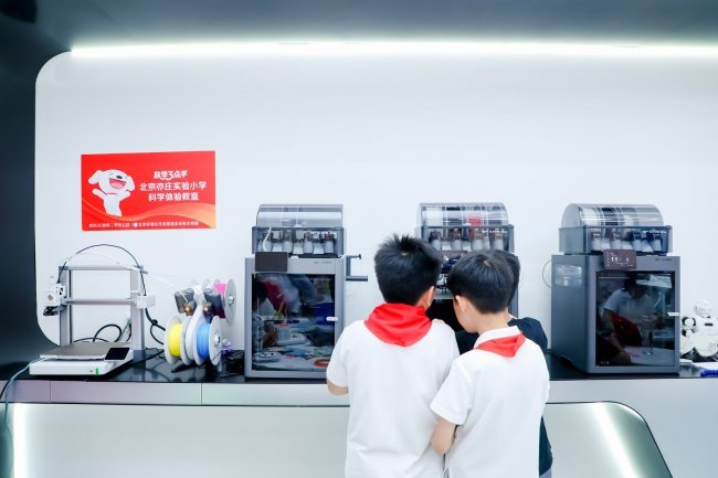 京东为多所中小学捐赠3D打印机，拓展青少年科技教育布局