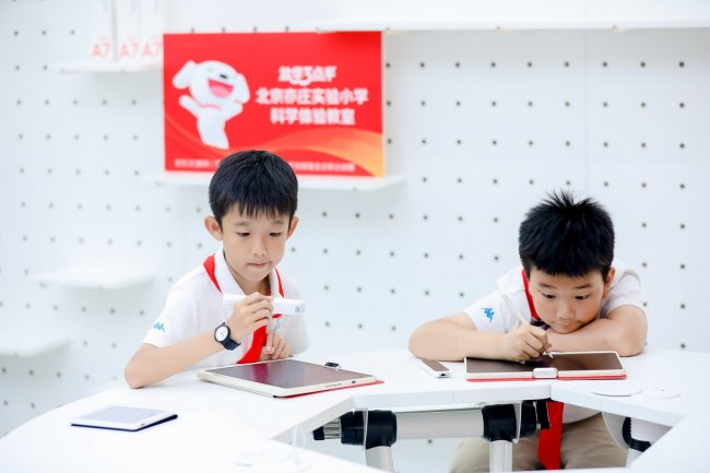京东为多所中小学捐赠3D打印机，拓展青少年科技教育布局