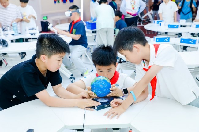 京东为多所中小学捐赠3D打印机，拓展青少年科技教育布局