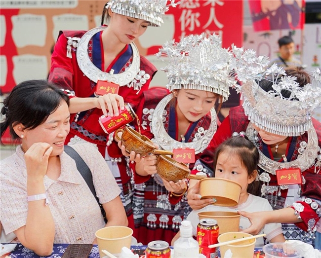 十一出游吃啥配啥?地方美食加多宝,红罐相伴寻味中国